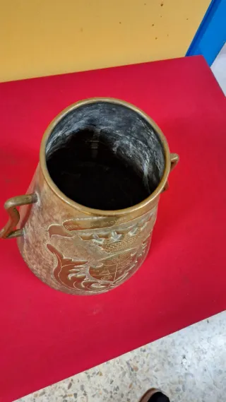 Sello/jarra  antiguo de latón con escudo