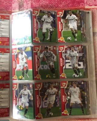 Archivador 405 cromos fútbol + 30 Pokémon