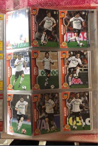 Archivador 405 cromos fútbol + 30 Pokémon
