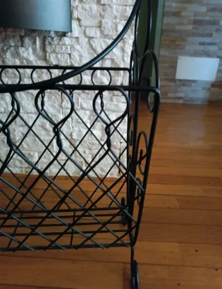 Cesto portariviste in ferro battuto