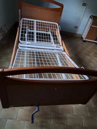 Letto ortopedico e comodino