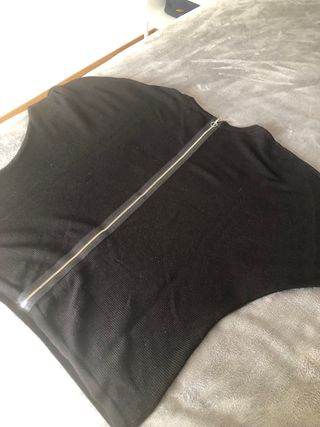 Jersey negro con cremallera trasera
