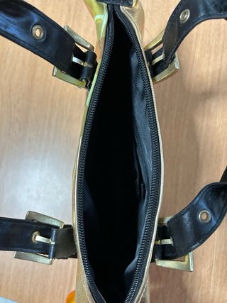 Bolso dorado y negro con dibujo