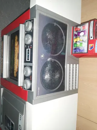 Cocinita de juguete roja y plateada