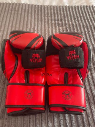 Guantes de Boxeo Venum Negros y Rojos