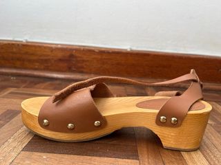 Zuecos de cuero con plataforma de madera.