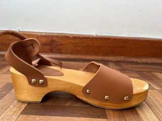 Zuecos de cuero con plataforma de madera.
