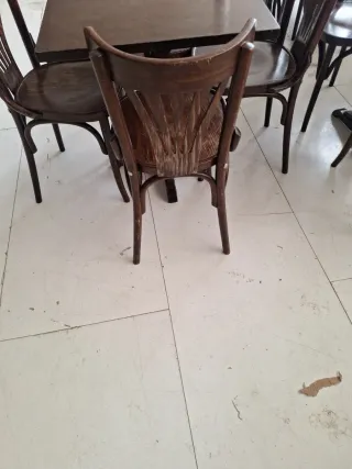 Mesa de madera con 4 sillas