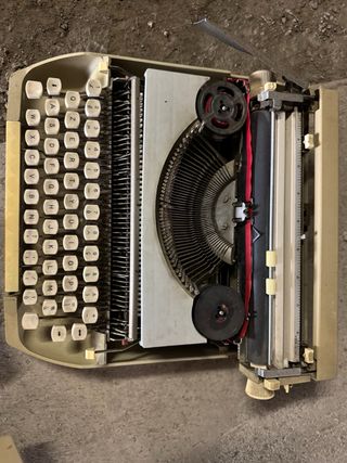 Macchina da scrivere Olivetti Amica