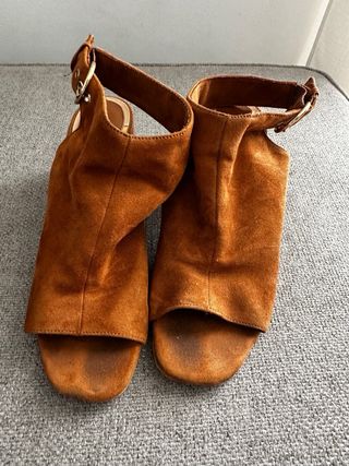Sandalias tacón ante marrón hebilla dorada