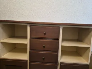 Cómoda de madera y metal