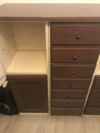 Cómoda de madera y metal