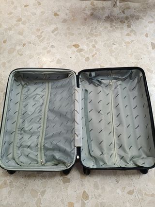 Maleta de viaje azul.Temprae Tiene una rajita .mir