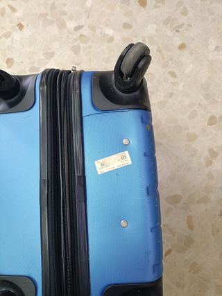 Maleta de viaje azul.Temprae Tiene una rajita .mir