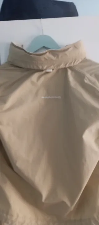 Chaqueta bomber con capucha beige