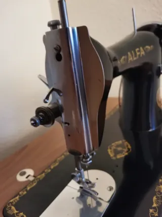 Máquina de coser Alfa antigua