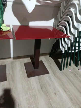 6 Mesas de cristal roja y 4 sillas negras