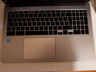 Portátil Acer 8GB RAM 64GB poco uso + cargador