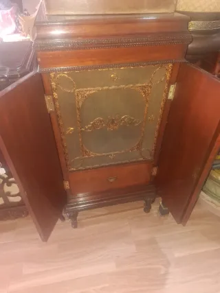 Radio antigua de madera