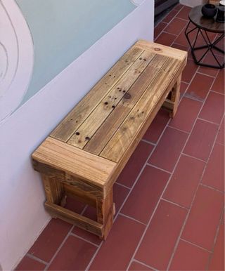 Banqueta de madera rústica