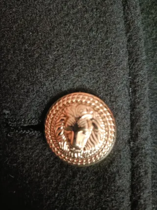 Abrigo negro botones dorados