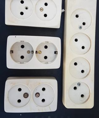 ELECTRICIDAD: ENCHUFES E INTERRUPTORES DIVERSOS