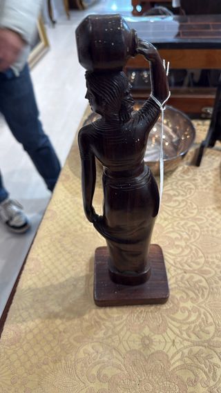 FIGURA MUJER CÁNTARO MADERA