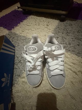 Zapatillas Adidas Grises y Blancas