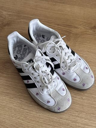 Zapatillas Adidas Blancas con Flores Moradas