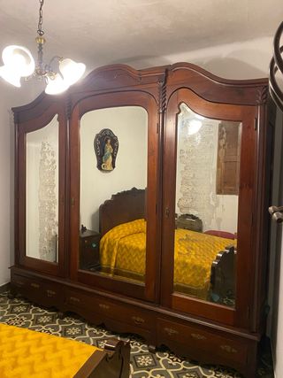 Armario antiguo madera cerezo con espejos