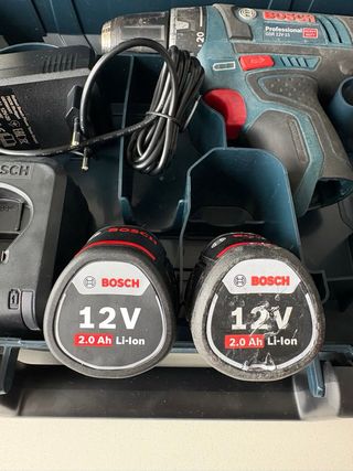 Taladro Bosch 12V con baterías, cargador y maletín