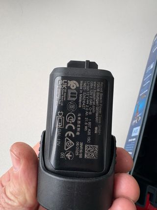 Taladro Bosch 12V con baterías, cargador y maletín