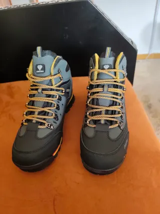 Botas de montaña grises y amarillas T43