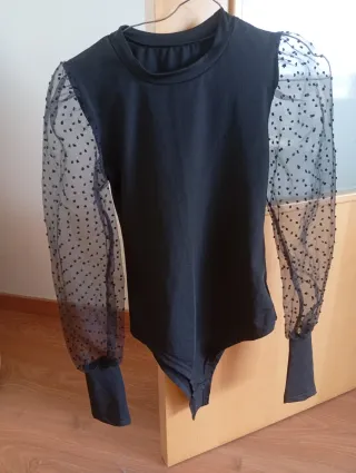Body negro mangas transparentes lunares