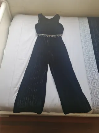 Mono negro de terciopelo con pedrería. ZARA