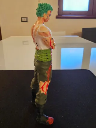 Action Figure Roronoa Zoro One Piece dipinta a man