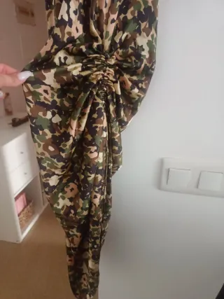 Vestido militar satinado nuevo