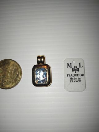 Colgante bañado en oro con piedra azul
