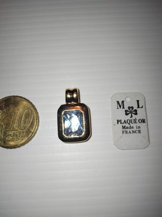 Colgante bañado en oro con piedra azul
