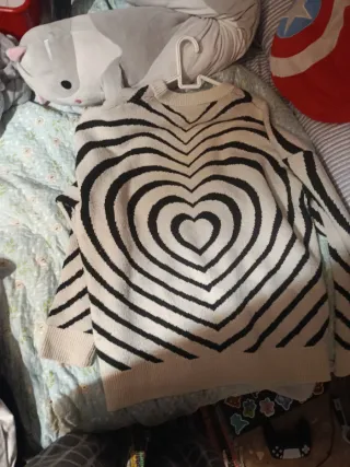 Jersey hombre corazones blanco y negro
