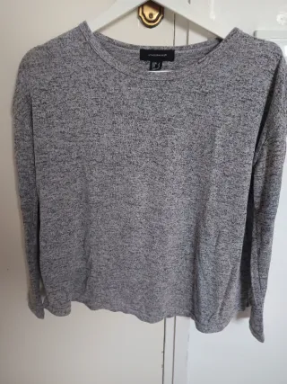 Lote 3 prendas: 2 jerséis y 1 camiseta