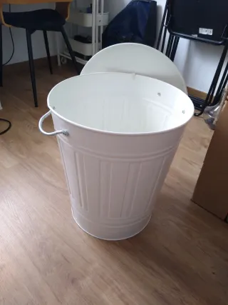 Cubo metálico blanco con tapa