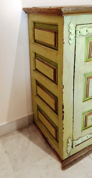 Armario antiguo pintado a mano