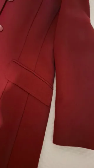 Traje chaqueta y vestido burdeos