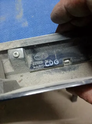 Moldura maneta portón trasero Kia Sorento (BL)