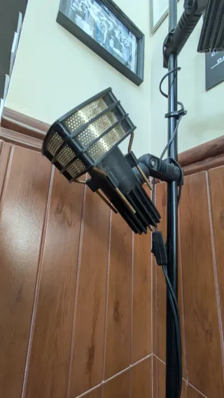 Lámpara de pie negra y dorada