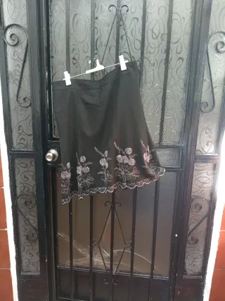 Falda negra con bordado floral
