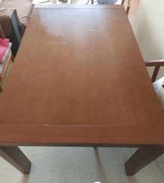 Mesa de comedor de madera