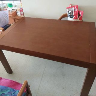 Mesa de comedor de madera