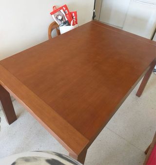 Mesa de comedor de madera